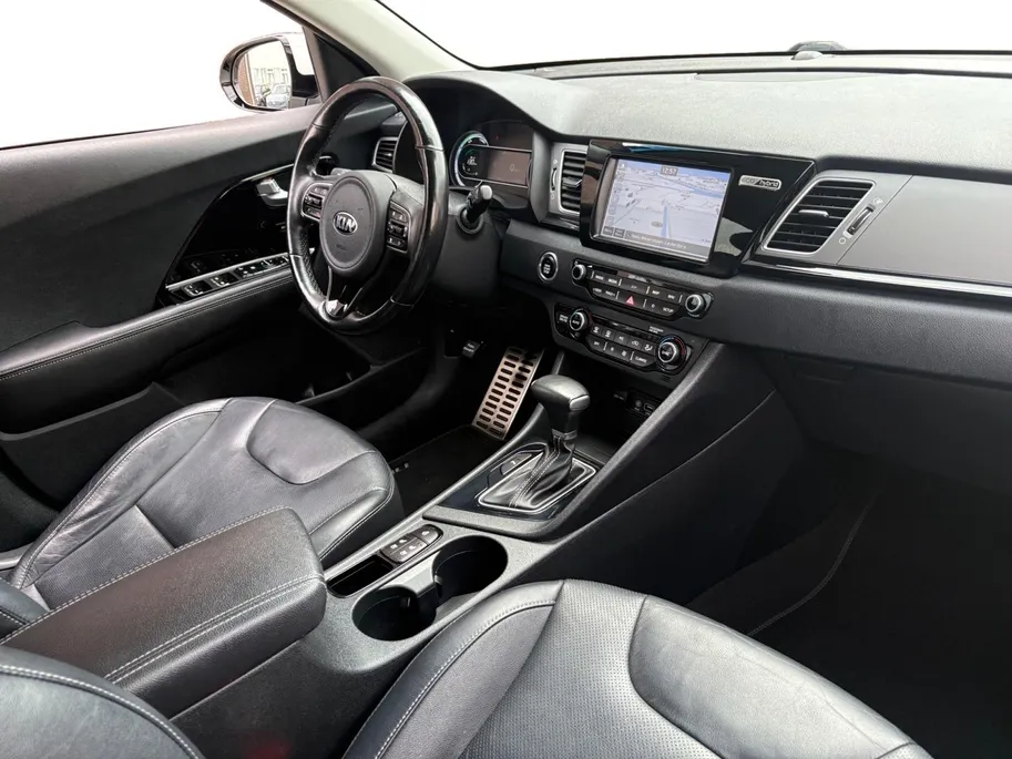 Kia Niro 1.6 GDi Hybrid ExecutiveLine | Trekhaak | Stoel verwarming en koeling | Lederen bekleding | Navigatie | Dodehoek detectie | Apple Carplay / Android Auto | Verbruik 1 op 20!