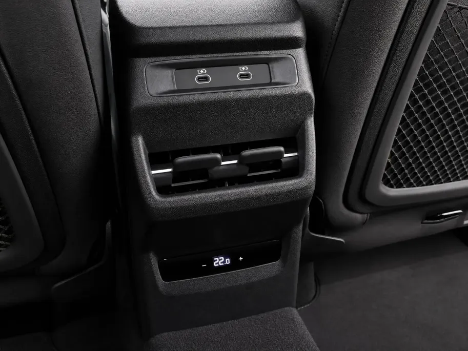 Audi Q3 1.5 TFSI e-hybrid S edition 272 PK · Techniekpakket plus · Privacy glas · S line interieur met sportst.
