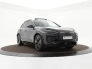 Audi Q6 e-tron S edition 83 kWh 252pk · SOH 98,1% · Panoramadak · 360 Camera · Inklap. Trekhaak · Luchtvering · Elek. Voorstoelen · Garantie t/m 19-06-2030 of 100.000km
