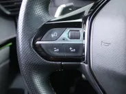 Peugeot 208 1.2 PureTech GT Pack | Stoelverwarming | Pano dak | Camera | Cruise adapt. | Dodehoek detectie | 17' LM | Navi | Clima | Leer/alcantara sportstoelen |