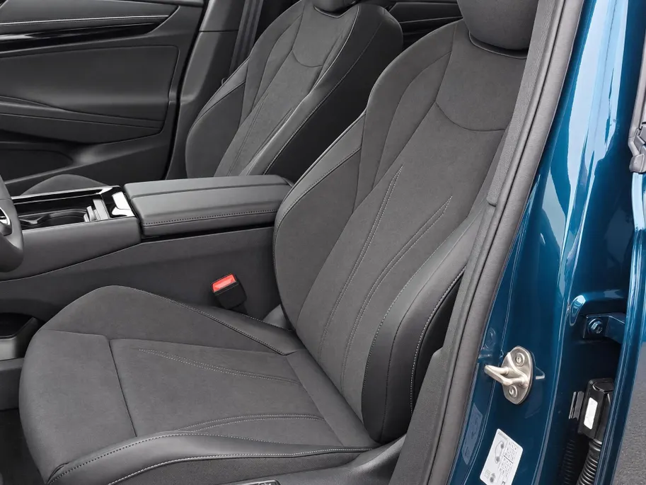 Volkswagen ID.7 Limited Edition Plus 77 kWh accu 286 PK · Trekhaak inklapbaar, met elektrische ontgrendeling · Draadloze telefoonlader ·