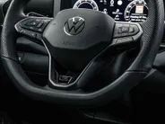 Volkswagen T-Roc R-Line First Edition 1.5 eTSI 150 PK 7 versn. DSG · Electrische achterklep · Achteruitrijcamera · Draadloze telefoonlader · Voorraad OUTLET · Prijs is inclusief inruilpremie ·