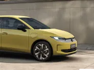 Volkswagen ID. Polo Life First Edition 52 kWh accu, 211 PK · Achteruitrijcamera · Draadloze telefoonlader · Stuurwiel verwarmd · Stuurwiel multifunctioneel ·