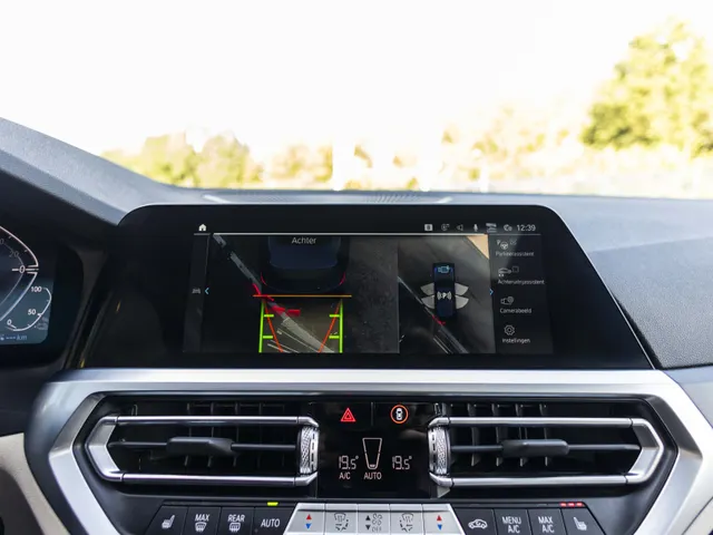 BMW 3 Serie Touring 330e Business Edition Plus M-Pakket  / Pano dak