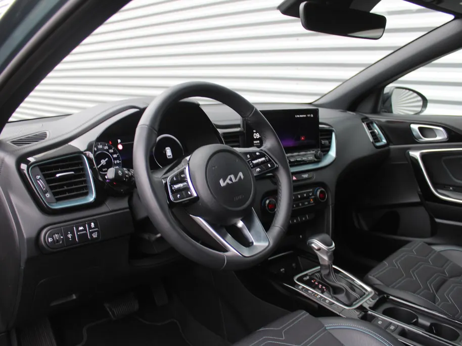 Kia Ceed Sportswagon 1.0 T-GDi MHEV Design Edition | Stuur-/stoelverwarming | Cruise adapt. | Camera | 16' LM | Elek. achterklep | JBL audio | LED |