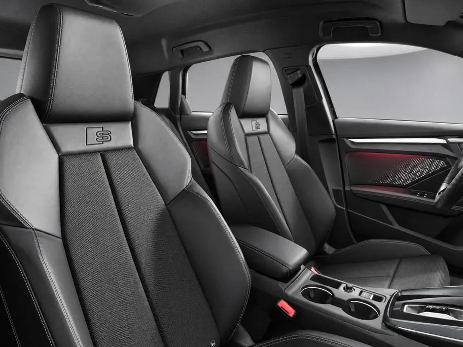 Audi A3 e-hybrid S edition 204 PK · Afneembare trekhaak · Optiekpakket zwart plus · Privacy glas