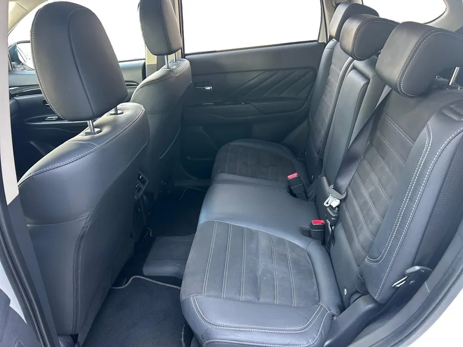 Mitsubishi Outlander 2.4 PHEV Pure+ | Automaat | Keyless start | Keyless entry | Stoel Verwarming | Trekhaak | Cruise control |