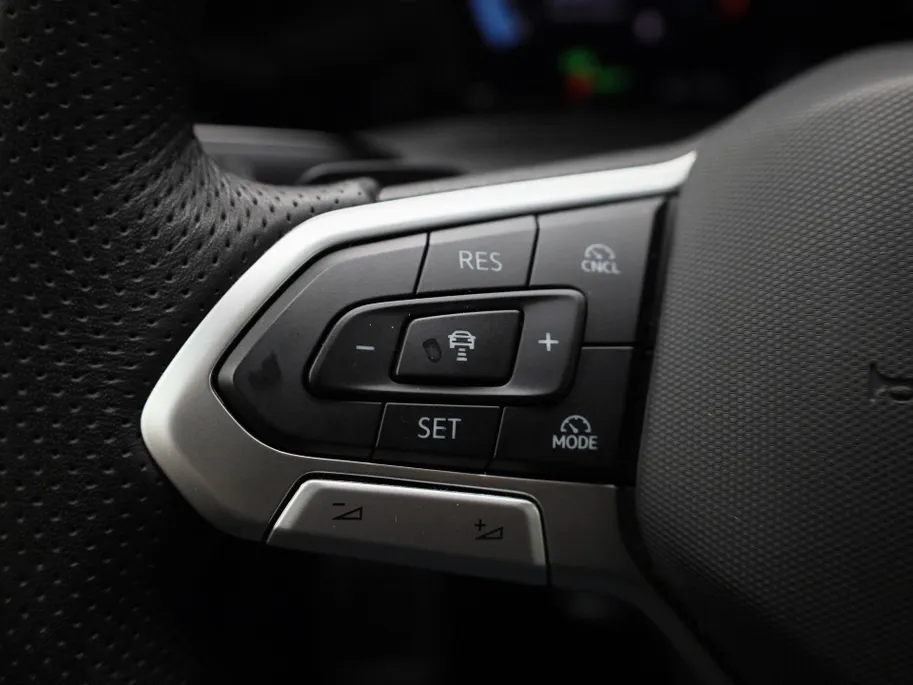 Volkswagen Golf 1.5eTSI/150PK R-Line Black Style DSG · Navigatie · Camera + Parkeersensoren · Apple/Android Car Play · Garantie t/m 18-11-2026  · EXTRA INRUILKORTING ·