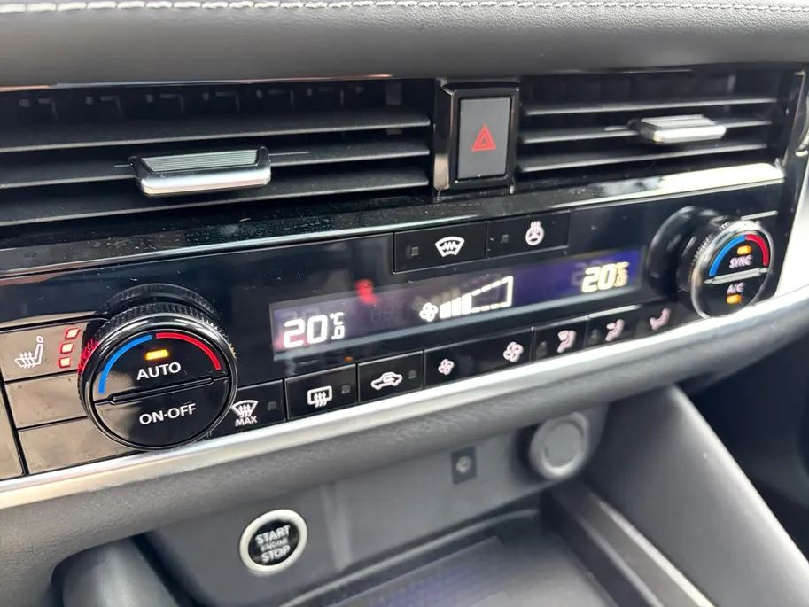 Nissan QASHQAI 1.3 MHEV Xtronic N-Connecta Apple Carplay/Android Auto , airco (automatisch) , cruise control adaptief met Stop&Go en stuurhulp , elektrisch bedienbare achterklep met sensorsturing , navigatiesysteem , panoramadak , voorstoelen verwarmd en stuur , rondomz