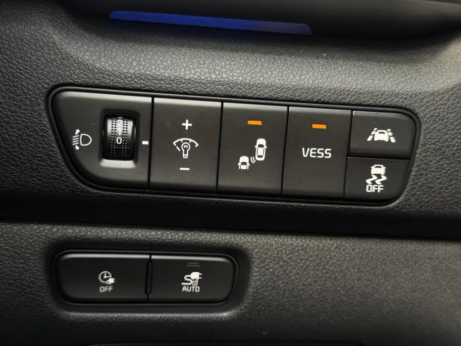 Kia e-Niro ExecutiveLine 64 kWh | Warmtepomp | Memory seats | Stoelverwarming- en ventilatie | JBL audio-installatie | Glazen schuif-/kanteldak | Dodehoekassistentie | Parkeersensoren voor- en achter | Apple/Android Carplay