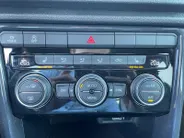 Volkswagen T-Roc 1.5 TSI Sport | AUTOMAAT | TREKHAAK | STOELVERWARMING | LM VELGEN | NAVIGATIE |