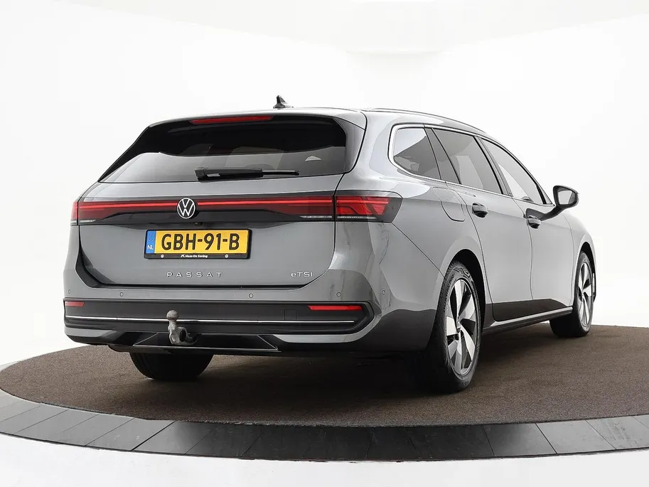 Volkswagen Passat Variant 1.5 eTSI 150pk DSG Elegance Business · Camera · Wegklapbare Trekhaak · Apple/Android Car Play · Dodehoeksensoren · P-Sensoren · 17'' Inch · Garantie t/m 18-06-2028 of 100.000