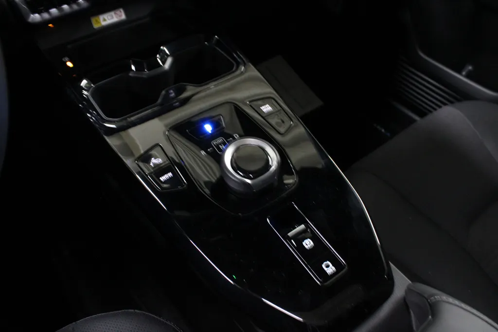 Suzuki e Vitara Style 61 kWh / Stoel + Stuurverwarming / 360° Camera / Navigatie /