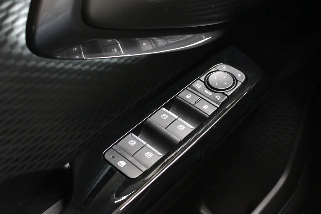Suzuki e Vitara Style 61 kWh / Stoel + Stuurverwarming / 360° Camera / Navigatie /