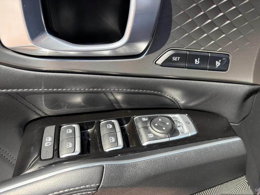 Kia Sorento 1.6 T-GDI Plug-in Hybrid 4WD ExecutiveLine *Navi+360Camera*Climate Control*Schuif/kanteldak*Stoelverwarming/ventilatie*Elekt. Trekhaak*Elekt. Achterklep*Vol opties! Zeer nette auto!