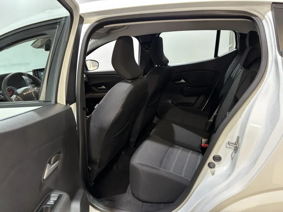 Dacia Sandero 90PK TCe Journey | Camera | Armsteun | Climate Control | Parkeersensoren | Apple CarPlay/Android Auto | Licht & Regen Sensor | Cruise Control | Lichtmetalen Velgen | Full LED |