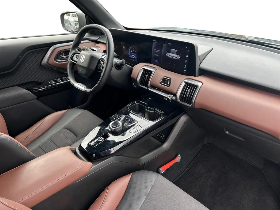 Suzuki e Vitara Style 61 kWh | Stuur/Stoel Verwarming | Dodehoekdetectie | 360 Camera | Elektrische stoelverstelling | Apple Carplay/Android Auto |