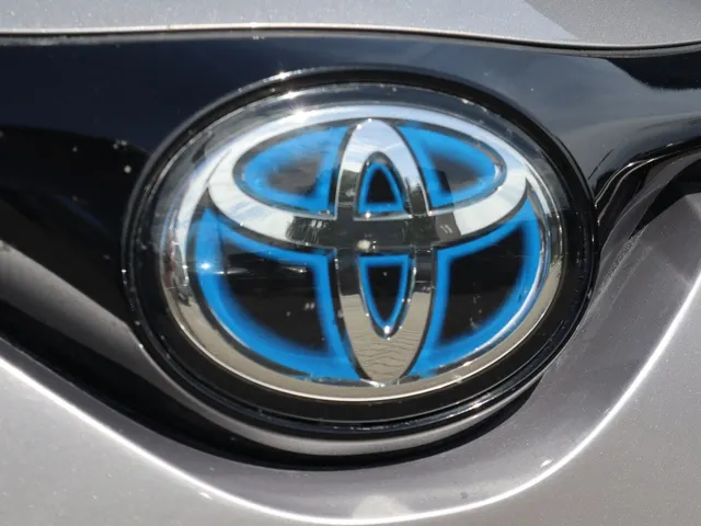 Toyota C-HR 1.8 Hybrid Bi-Tone Trekhaak | Leder | Blindspot | Stoelverwarmin