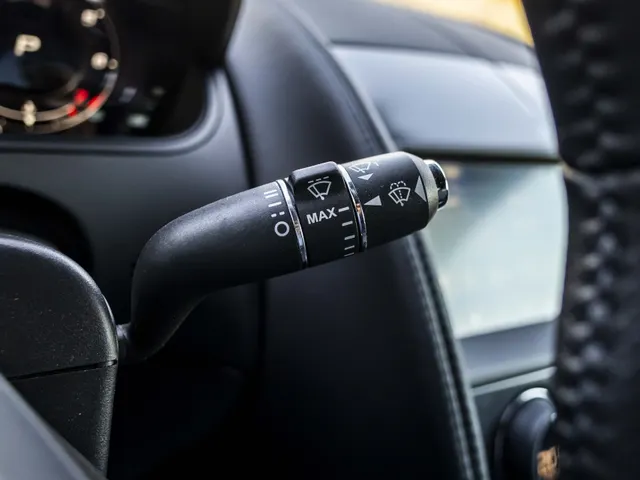 Jaguar F-TYPE P575 AWD R 75