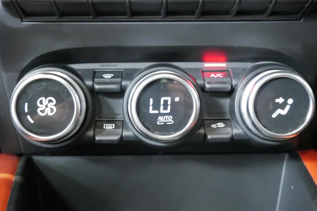 Renault Captur 1.6 E-Tech Plug-in Hybrid 160 Business *Aut*Navi+Camera*Climate*Stoel Verw.*Sportieve Auto!