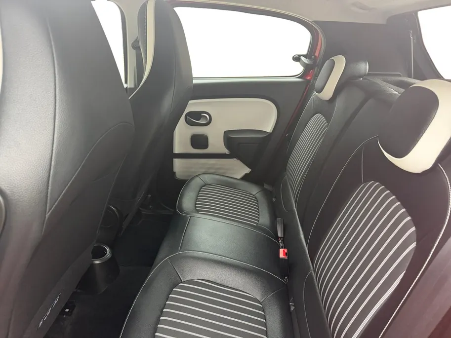 Renault Twingo Z.E. R80 Intens | Elektrisch | Stoelverwarming | Parkeersensoren | Camera | SOH 96.0% | Bluetooth | Cruise & Climate Control | Volledig Dealer Onderhouden | 12 Maanden BOVAG Garantie