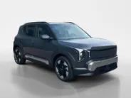 Kia EV2 Plus 61 kWh 3.000,- Inruilkorting | Privacy Glass | 18' lichtmetalen velgen | Warmtewerend glas rondom | Draadloze oplader voor smartphone