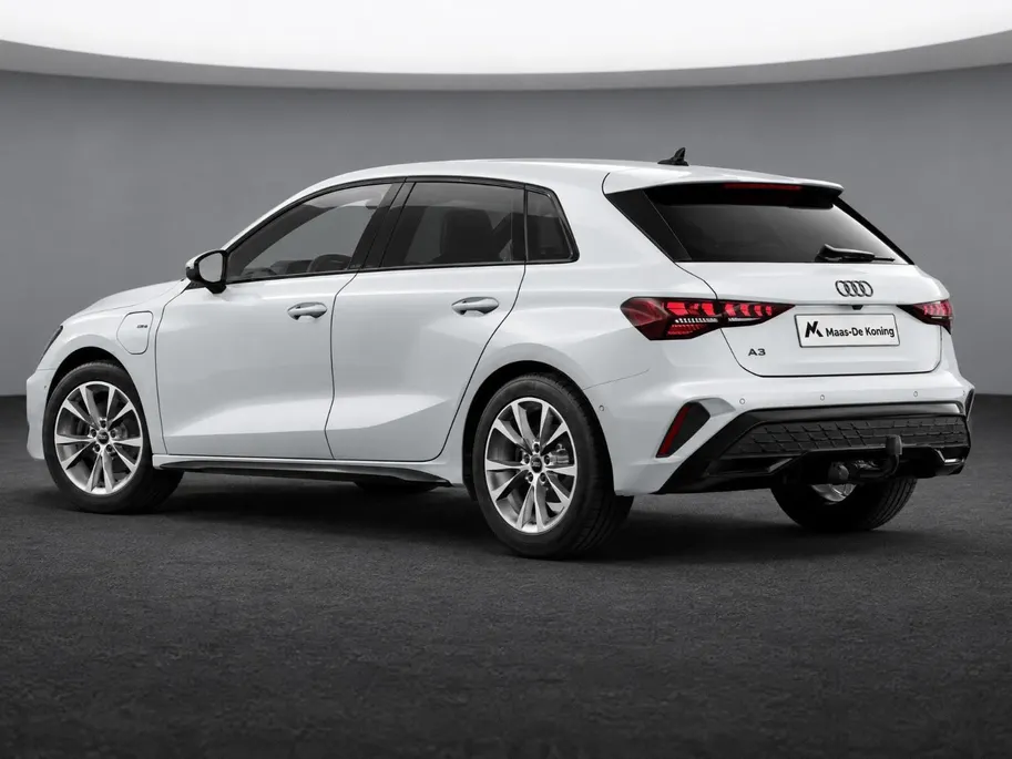 Audi A3 e-hybrid S edition 204 PK · Afneembare trekhaak · Optiekpakket zwart plus · Privacy glas