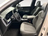 Kia Sorento 1.6 T-GDi Plug-in Hybrid 4WD DynamicPlusLine 7p | Apple Carplay / Android Auto | Navigatiesysteem | Licht + Regensensor | Stoel + Stuurverwarming | Elektrisch Verstelbare Bestuurdersstoel | Elektrisch Bedienbaar Schuif / Kanteldak | Elektrisch bedienbare 