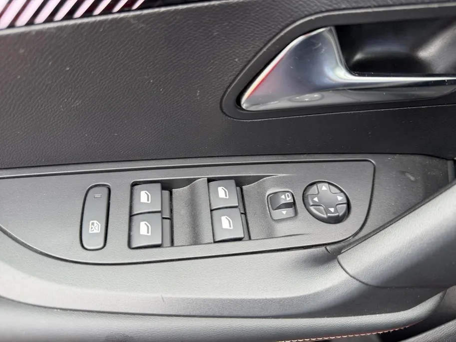 Peugeot 2008 1.2 PureTech 130 Allure | Automaat | Parkeersensoren voor en achter | Acteruitrijcamera | Apple carplay & Android auto | Cruise control | Navigatie | Trekhaak | Bovag garantie |