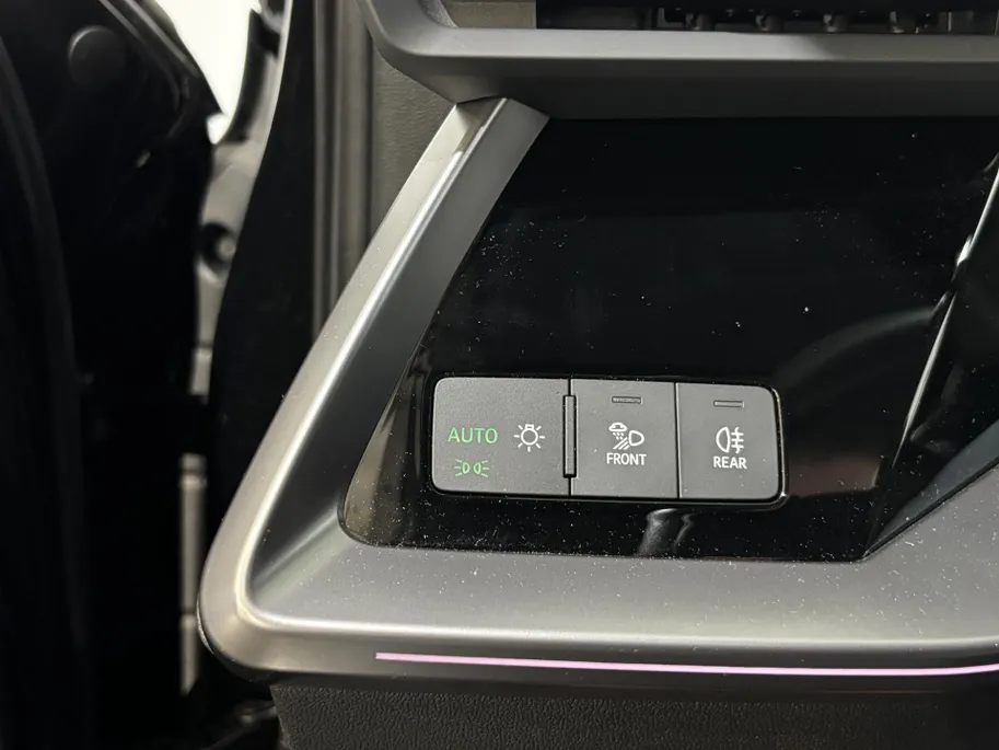 Audi A3 Limousine 110PK 30 TFSI S Edition Automaat | 1e eigenaar | Virtual Cockpit | Navi | Armsteun | Cruise Control | Zwarte Lichtmetalen Velgen | Apple CarPlay/Android Auto | Full LED koplampen | Keyless Entry |