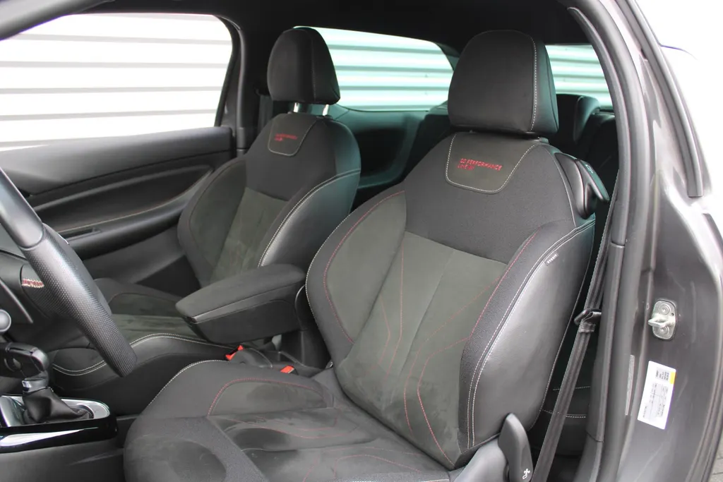 DS DS 3 1.2 PureTech Performance Line | Automaat | Navi | Trekhaak | Clima | 17' LM Velgen | Camera |
