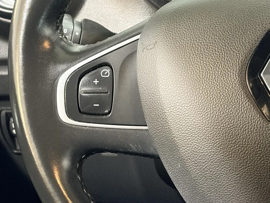 Renault Captur 120PK TCe Intens Automaat | Trekhaak | Navi | LM Velgen Hoogglans Zwart | Camera | Parkeersensoren | Full LED | Climate Control | Cruise Control | Keyless Entry | Elektrische Ramen & Spiegels | Licht & Regen Sensor |