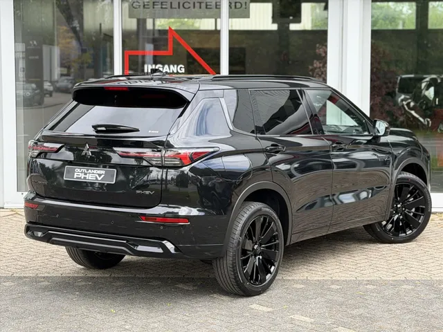 Mitsubishi Outlander 2.4 PHEV Black Edition | NIEUW | Leder | Panoramdak | App Connect | Keyless | Head-Up