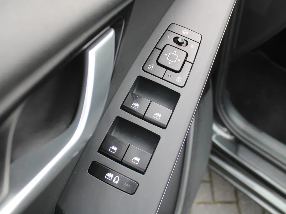 Kia Niro 1.6 GDi Hybrid DynamicPlusLine | Trekhaak | BTW Auto | Schuifdak | Stuur-/stoelverwarming | Cruise adapt. | Camera | Clima | Leer | HUD | LED | 16' LM |
