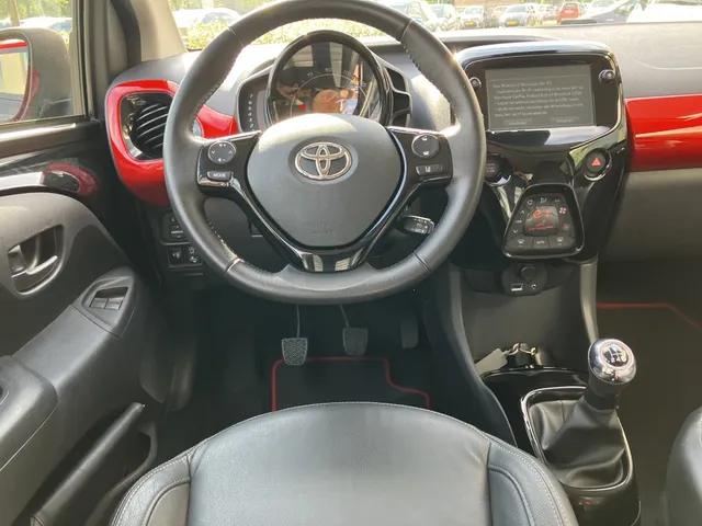Toyota Aygo 1.0 VVT-i x-clusiv | Leder | Apple CAR Play