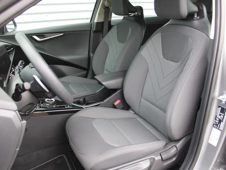 Kia Niro EV Light Edition 64.8 kWh | Airco | Cruise | Navi | Camera | PDC | 17' LM | All season banden | 17% bijtelling |