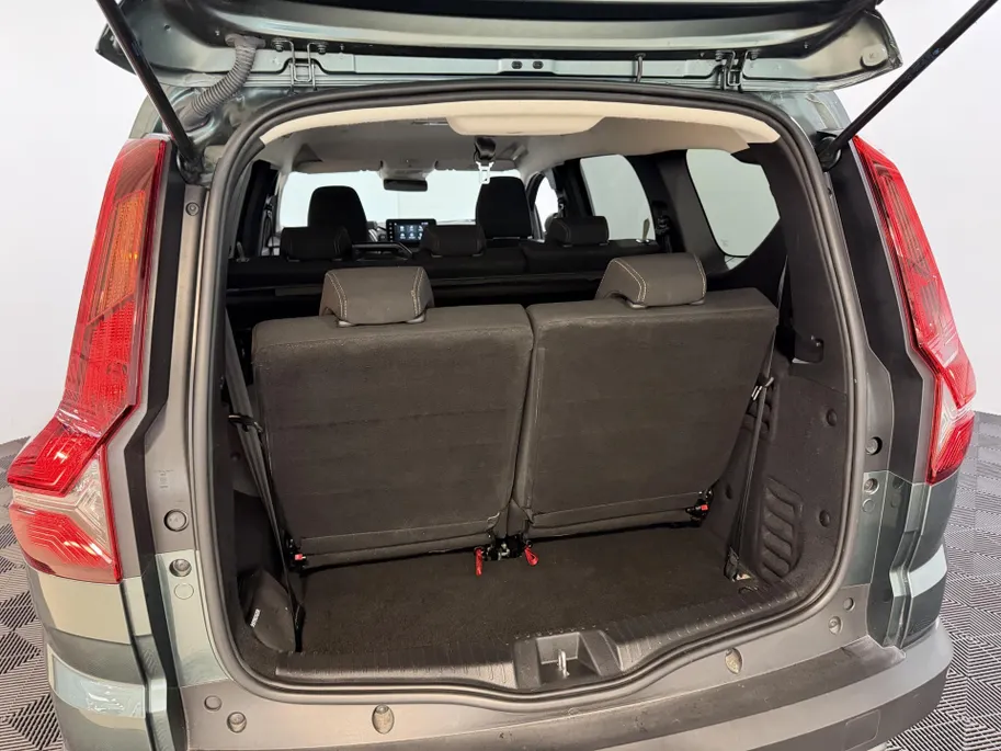 Dacia Jogger 140PK Hybrid Extreme 7p. Automaat | 7 Zitplaatsen | Camera | Parkeersensoren | Apple CarPlay/Android Auto | Digital Cockpit | Cruise Control | Lichtmetalen Velgen | Licht & Regen Sensor | Full LED |