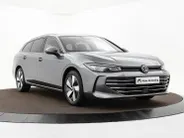 Volkswagen Passat Variant 1.5 eTSI 150pk DSG Elegance Business · Camera · Wegklapbare Trekhaak · Apple/Android Car Play · Dodehoeksensoren · P-Sensoren · 17'' Inch · Garantie t/m 18-06-2028 of 100.000