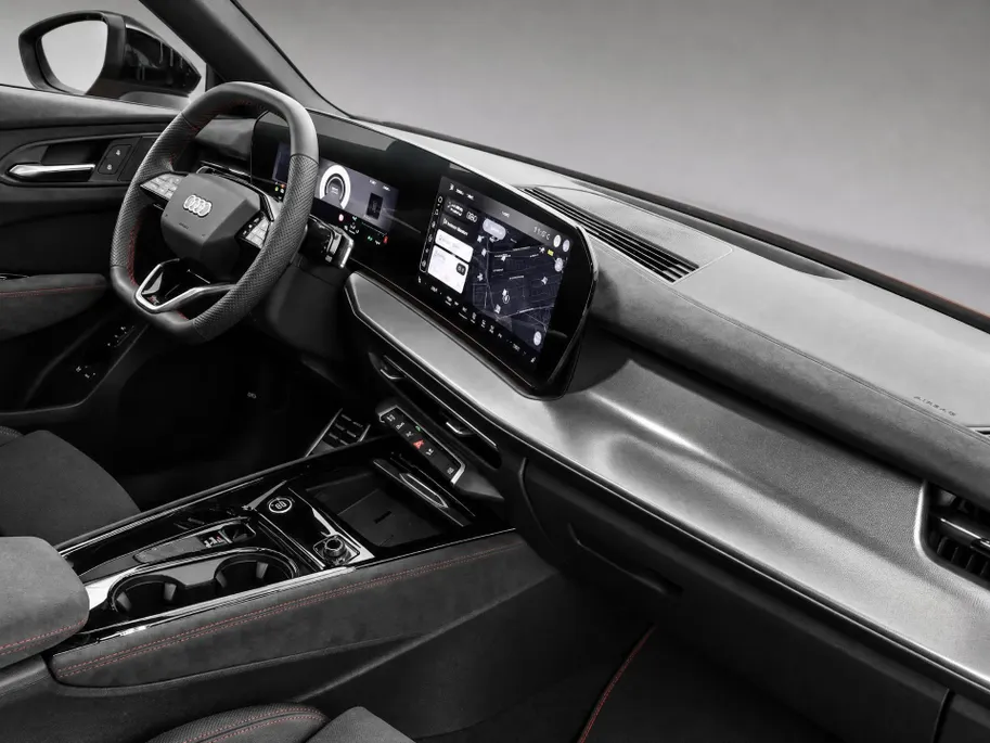 Audi Q3 Sportback 1.5 200kW e-hybrid S edition 272 PK · Tech pro · Glazen panoramadak · Sportstoelen alcantara met rode stiksels