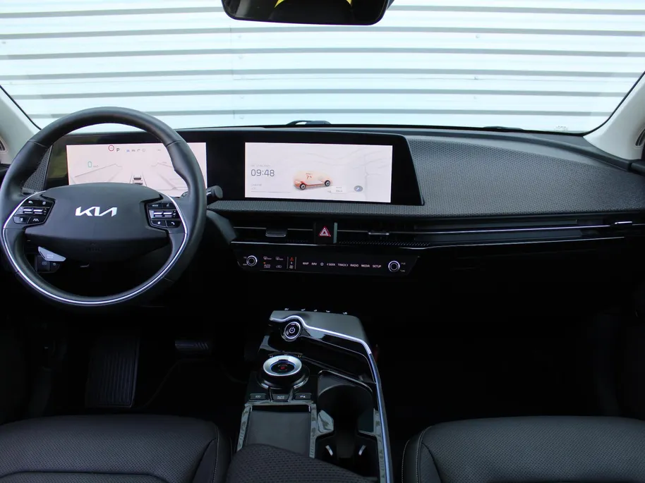 Kia EV6 Plus 77.4 kWh | Stuur-/stoelverwarming + ventilatie | Elektr. stoelverstelling + achterklep | Warmtepomp | 19" LM | Camera | LED |