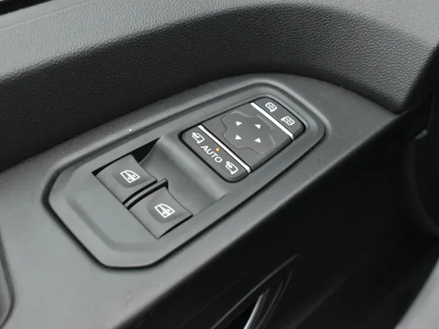 Renault Trafic 170PK L2H1 Extra DC DUBBEL CABINE | ANNIVERSARY BLACK EDITION | CAMERA | Stoelverwarming | NAVI