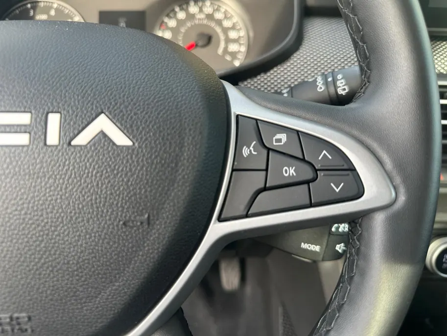 Dacia Sandero 90PK TCe Journey | Camera | Dode Hoek Detectie | Climate Control | Parkeersensoren | Apple CarPlay/Android Auto | Cruise Control | Full LED | 12 Maanden BOVAG Garantie