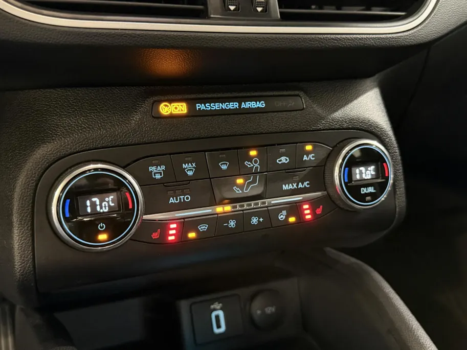 Ford Focus 100PK EcoBoost Trend Edition Business | 1e eigenaar | Winter Pack | Comfort Pack | Navi | Apple CarPlay/Android Auto | Parkeersensoren | Lichtmetalen Velgen | Cruise Control |