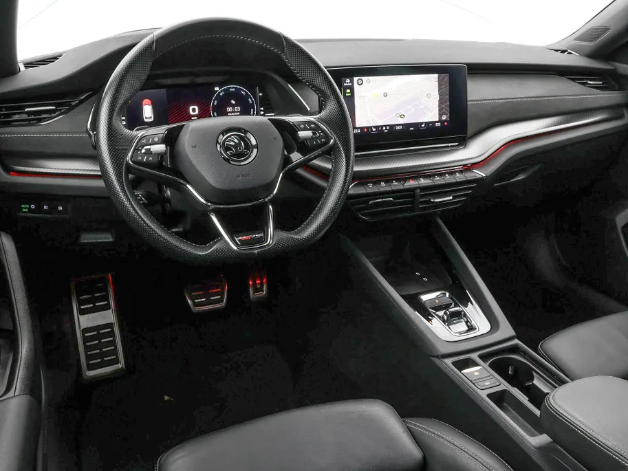 Škoda Octavia Combi 1.4 TSI RS iV PHEV 245pk DSG Business · Camera · Inklap. Trekhaak · Head-Up Display · Elek. Stoelen + Geheugen & Massage · Stuur- & Stoelverwarming ·