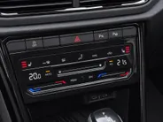 Volkswagen T-Roc 1.5 TSI 150pk DSG R-Line · Panoramadak · Camera · Dodehoeksensor · Keyless · Apple/Android Car Play · 19'Velgen ·