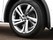 Volkswagen Tiguan 1.4 TSI eHybrid 245pk DSG R-Line Business · Camera · Inklap. Trekhaak · Dodehoeksensor · Parkeer Assistent · Stuur- & Stoelverwarming · 19'Velgen ·