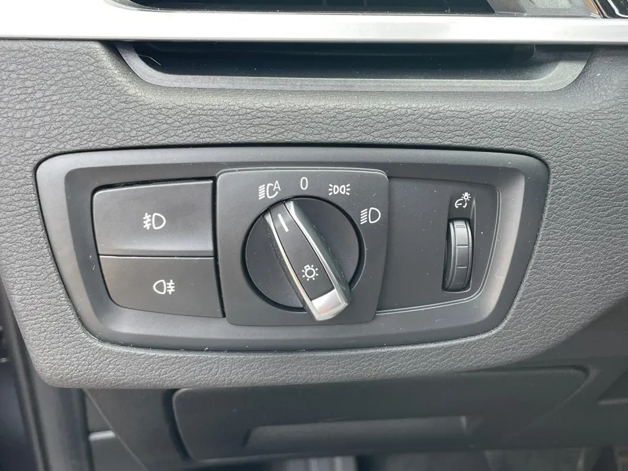 BMW X1 sDrive20i High Executive *Automaat*Navi*Camera*Schuif/kanteldak*Climate Control*Stoelverwarming*Lederen bekleding*LM. Velgen*Zeer nette auto!