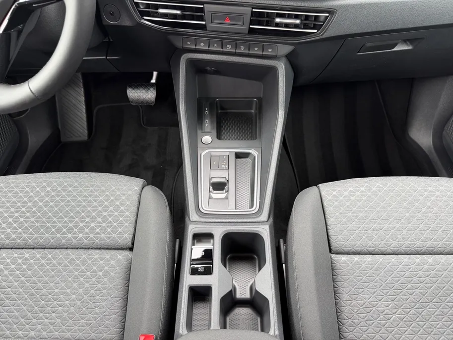 Ford Transit Connect Ford Tourneo Connect PHEV L2 Titanium 7p. | Uit Voorraad Leverbaar | Geel Kenteken | Automaat | Trekhaak | AGR Gecertificeerde Voorstoelen | Achteruitrijcamera | Winter Pakket | Adaptieve Cruise Control