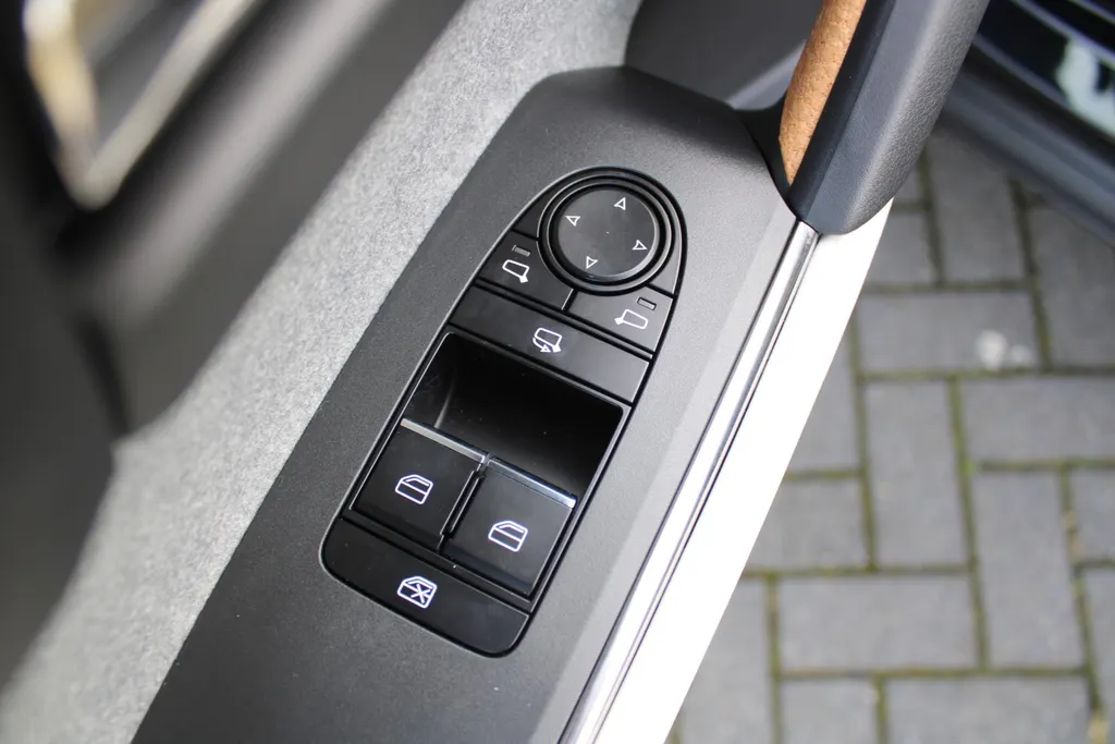 Mazda MX-30 e-SkyActiv EV 145PK Advantage Modern 36 kWh | Stoelverwarming | HUD | Dodehoek detectie | Elek. stoelverstelling | LED | 18' LM | Camera |