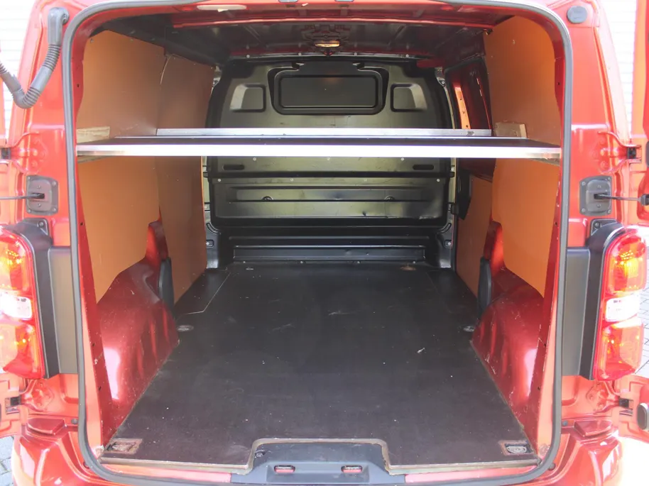 Peugeot Expert 227S 2.0 BlueHDI 180 Premium Pack | Trekhaak | Navi | Camera | Dodehoek detectie | Automaat | PDC | Airco | Cruise | Betimmerd | Betonplex vloer |